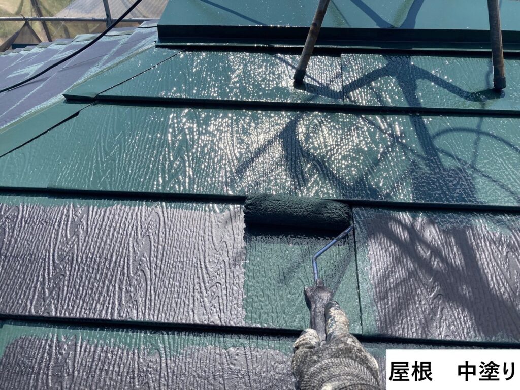 屋根の中塗りです。屋根塗装の目的は外観の美しさを維持するほか、屋根の劣化を防ぎ雨漏りを防止することなどがあります。